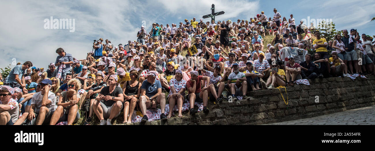 Tour de France 2019. Grand Abfahrt in Brüssel, Belgien. Fans an der muur von Geraardsbergen. Stockfoto