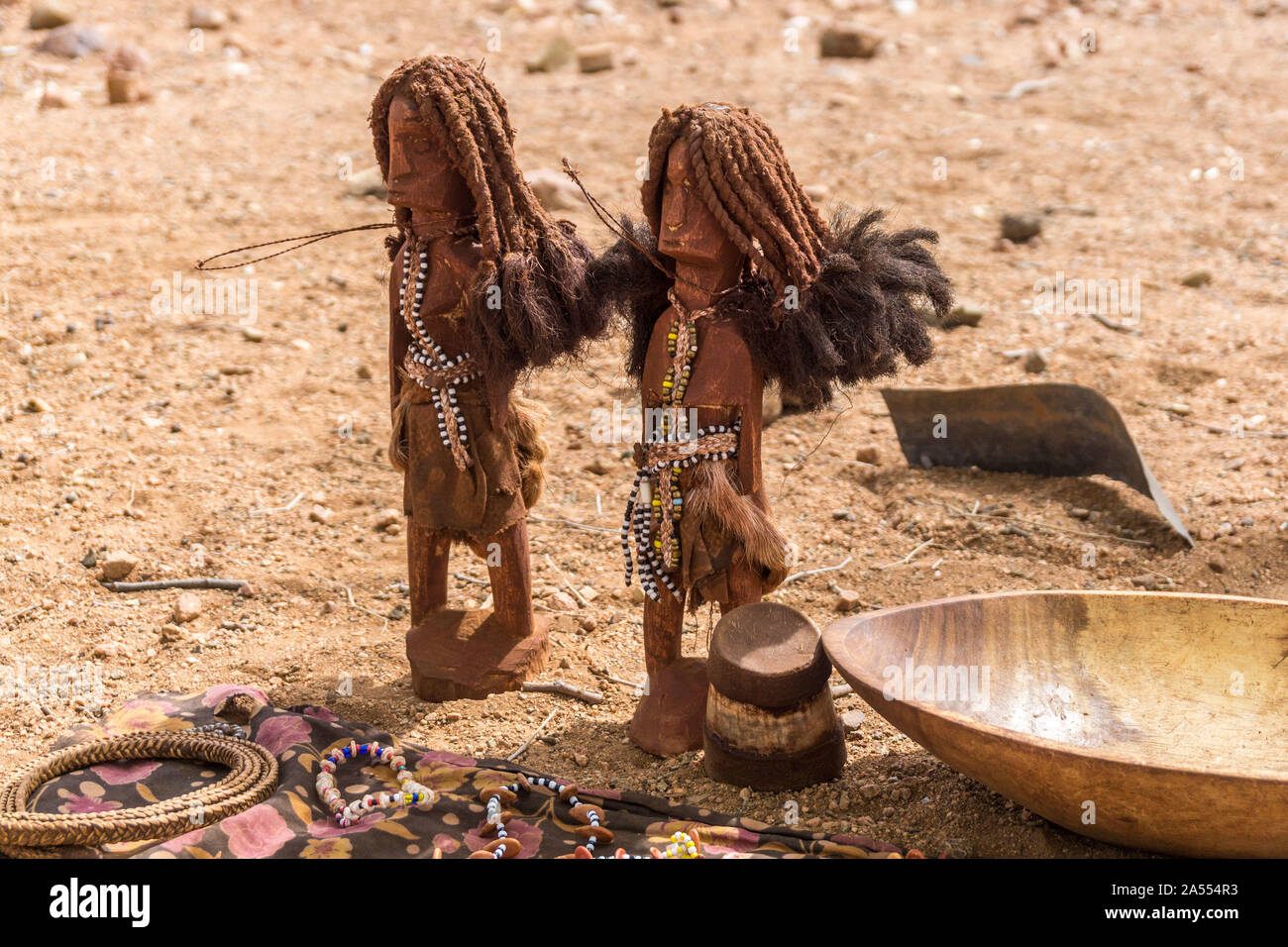 Traditionelle hölzerne Marionetten von Himba Volk für den Verkauf an Touristen, Kaokoveld, Namibia, Afrika Stockfoto