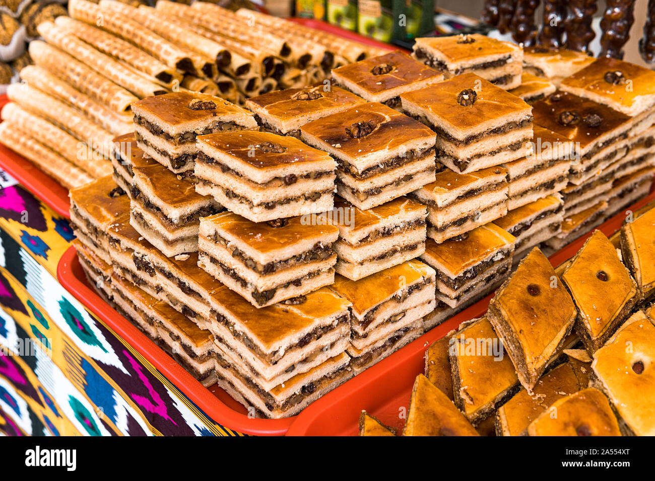 Baklava. Traditionelle türkische Spezialitäten. Orientalische Aromen. Markt mit orientalischen Spezialitäten. Essen auf dem Zähler Stockfoto