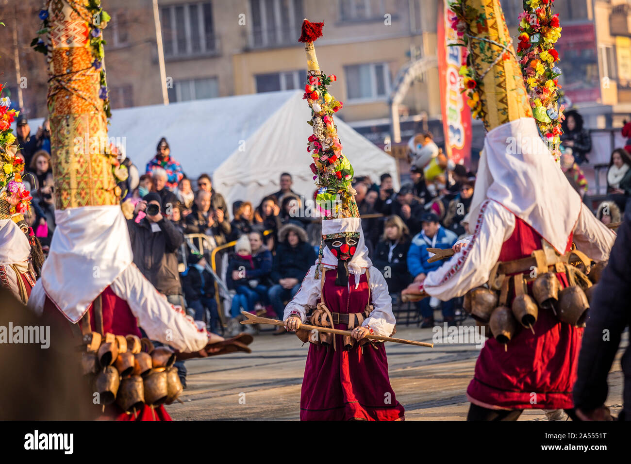 Kukeri durchführen, Rituale, böse Geister an surva Festival in Varna in Bulgarien erschrecken. Die Menschen sind aufgerufen, Kuker, Kukeri. Stockfoto