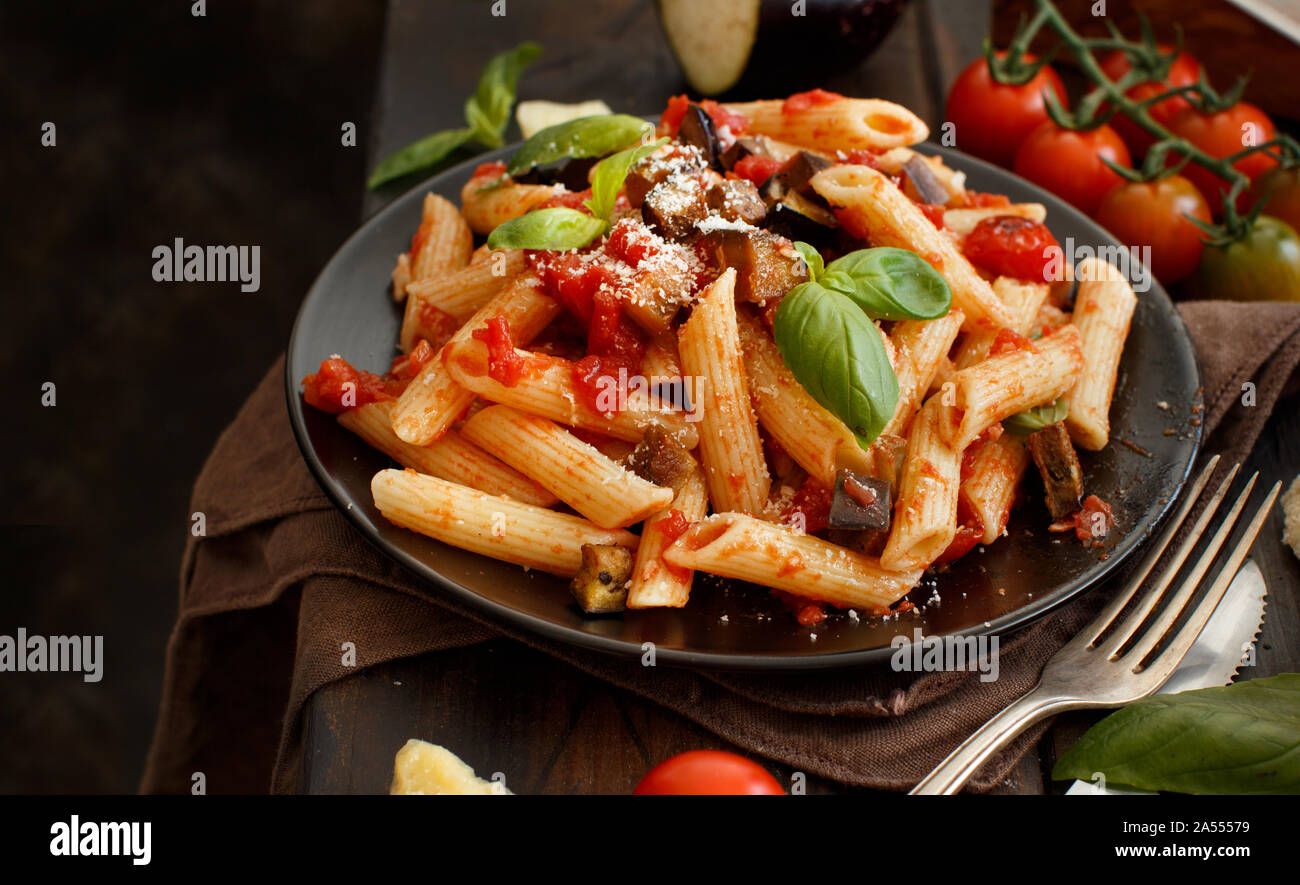 Penne Alla norma - traditionelle italienische Pasta mit Auberginen und ...