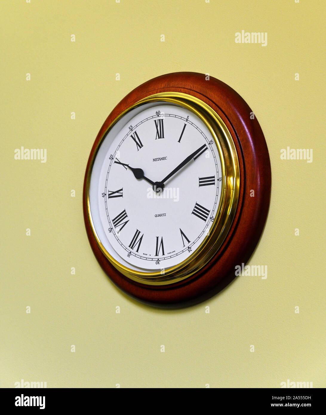 An der Wand montiert, batteriebetriebener Metamec Quarzuhr. In England hergestellt. Römische Ziffern. Stockfoto