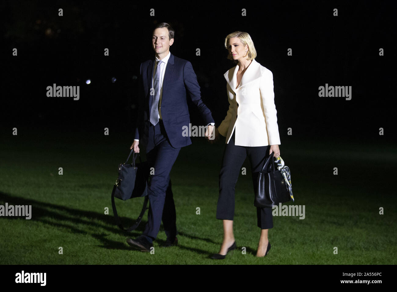 Washington, District of Columbia, USA. Okt, 2019 18. Senior Berater von Präsident Trump Jared Kushner (L) und seine Frau Ivanka Trump (R), die Tochter von Präsident Trump, Spaziergang auf dem Südrasen nach der Rückkehr in das Weiße Haus von Marine One, in Washington, DC, USA, 18. Oktober 2019. Das Paar gemeinsam mit Präsident Trumpf während einer Reise nach Texas Credit: Michael Reynolds/CNP/ZUMA Draht/Alamy leben Nachrichten Stockfoto