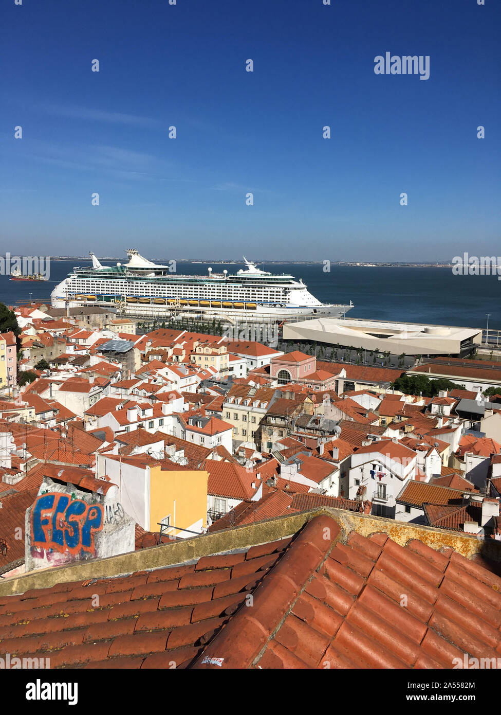 "Explorer der Meere" in Lissabon angedockt, ist ein Voyager-Klasse Kreuzfahrtschiff von Royal Caribbean International besessen und wurde im Jahr 2000 abgeschlossen. Stockfoto
