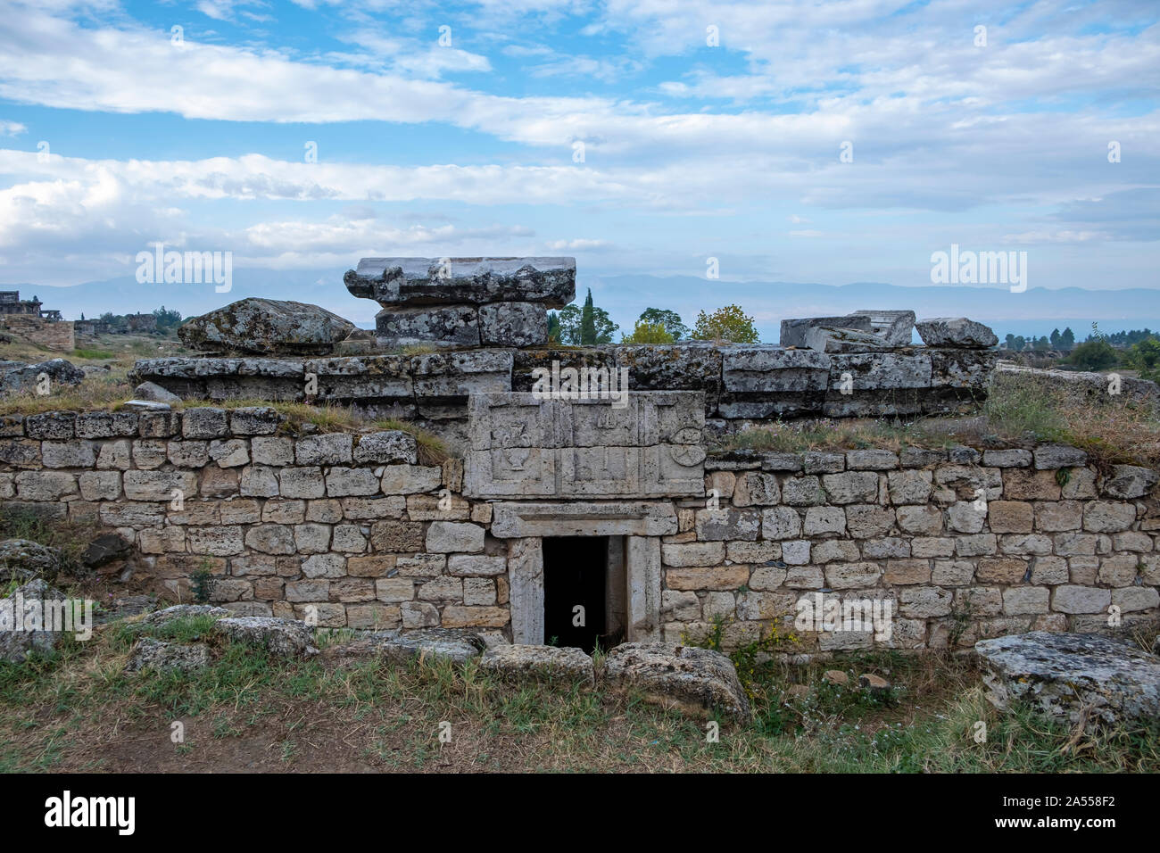 Ruinen der Gräber in der Nekropole, das antike Hierapolis, Pamukkale, Anatolien, Türkei. Weltkulturerbe der UNESCO Stockfoto