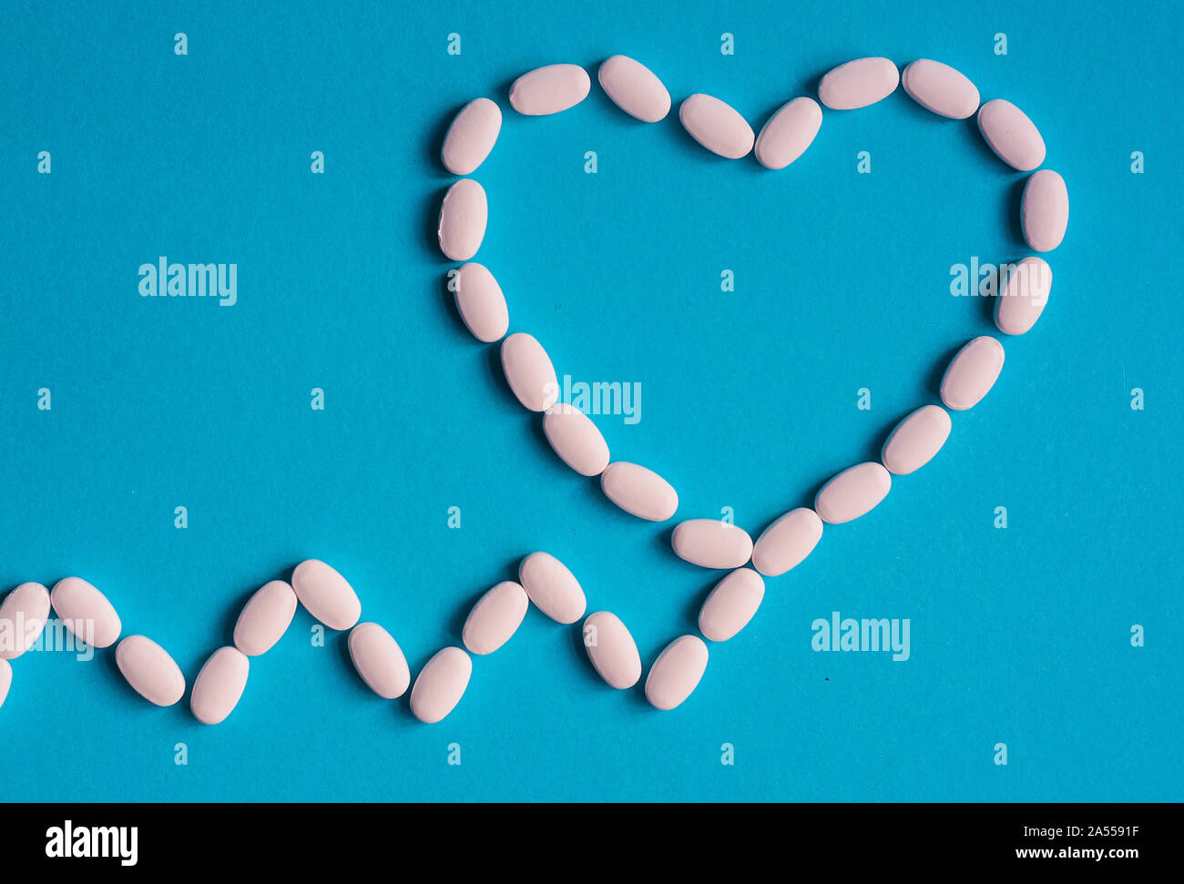 Weiße medizinische Pillen auf blauem Hintergrund, die Health Care Konzept Stockfoto