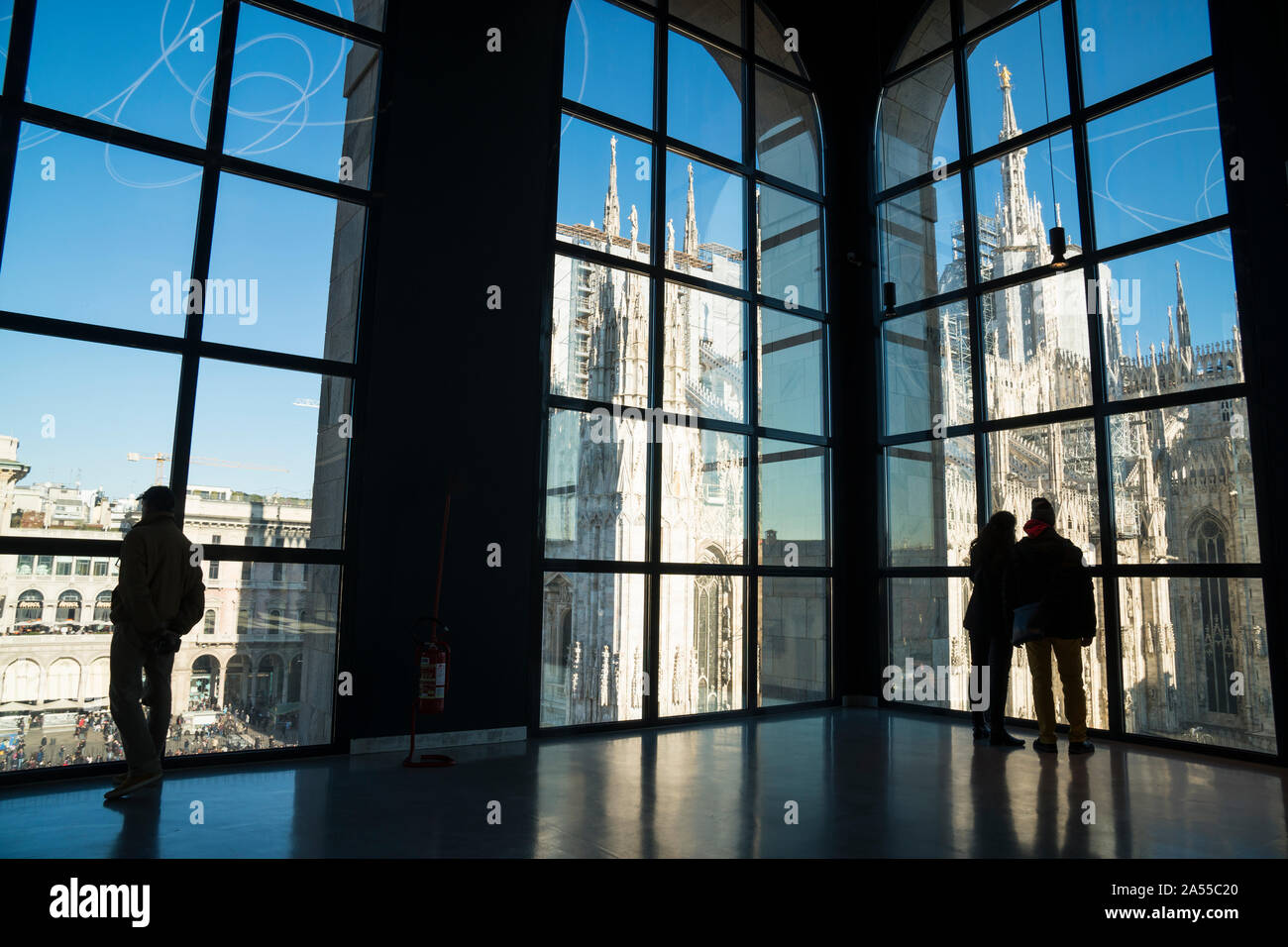 Mailand, Italien - 06 Januar, 2019: Große Fenster im Novecento Museum für moderne Kunst, mit Blick auf Duomo. Stockfoto