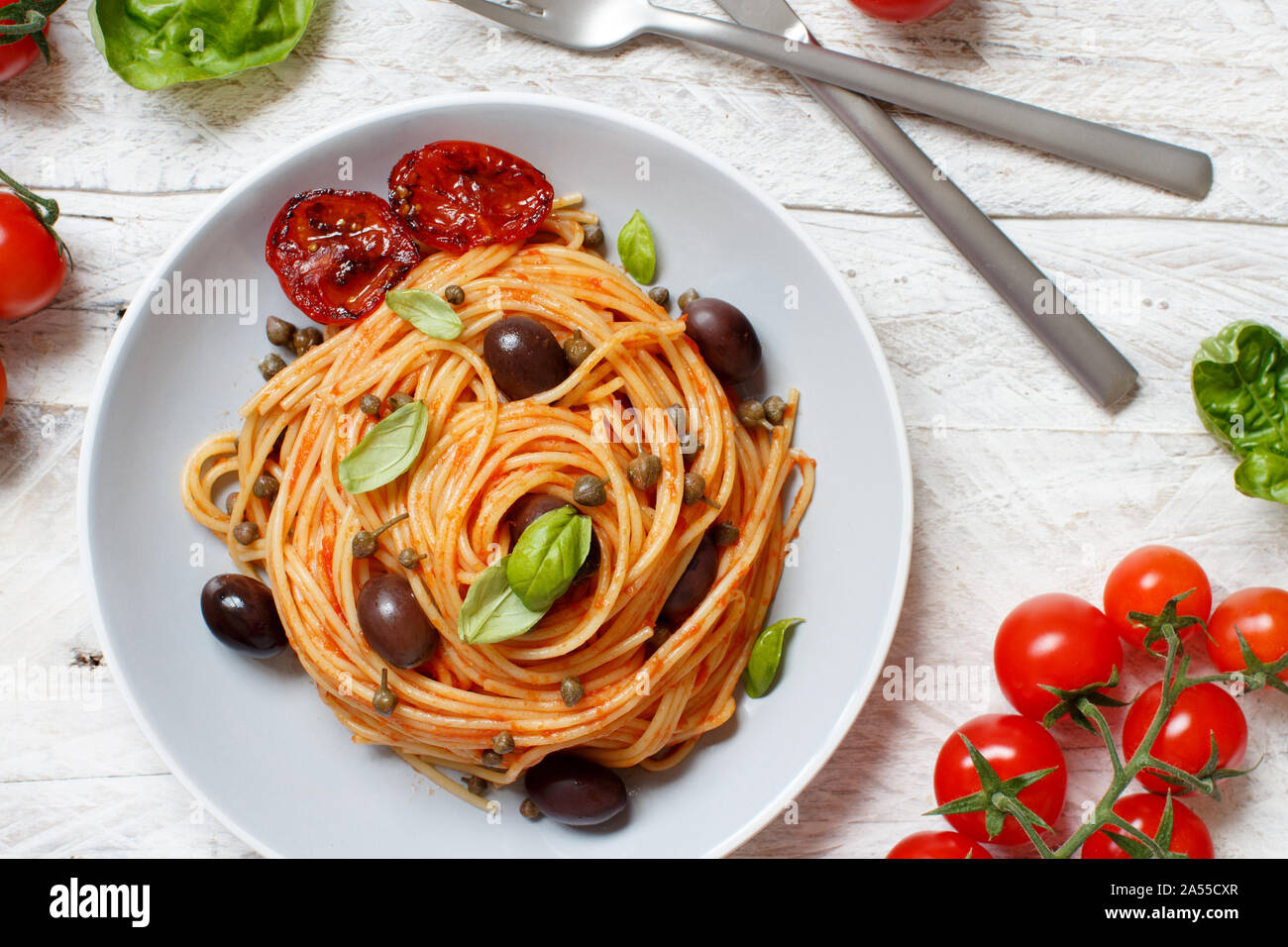 Pasta alla puttanesca - Spaghetti mit Tomatensauce Oliven und Kapern Stockfoto