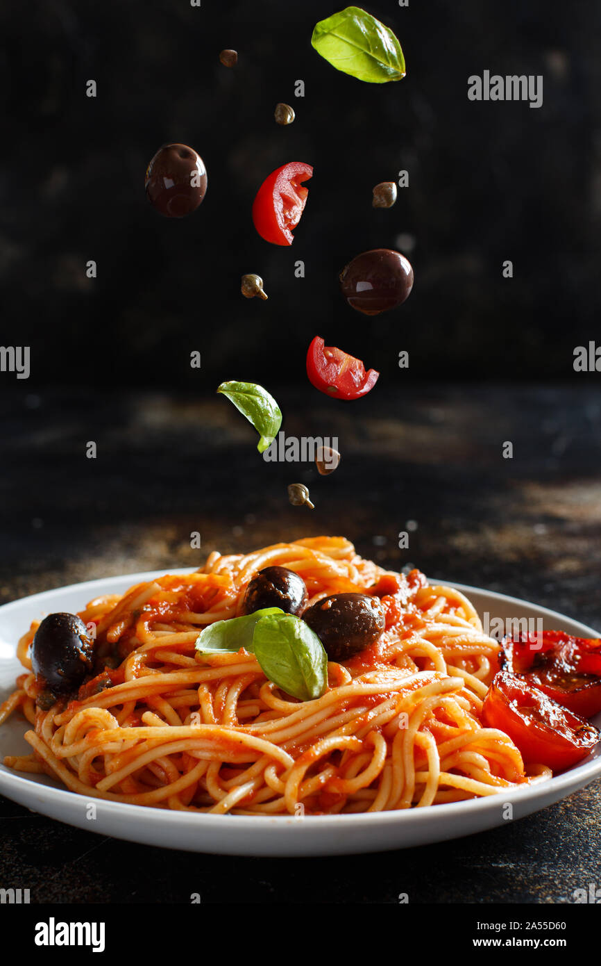 Pasta alla puttanesca - Spaghetti mit Tomatensauce Oliven und Kapern Stockfoto