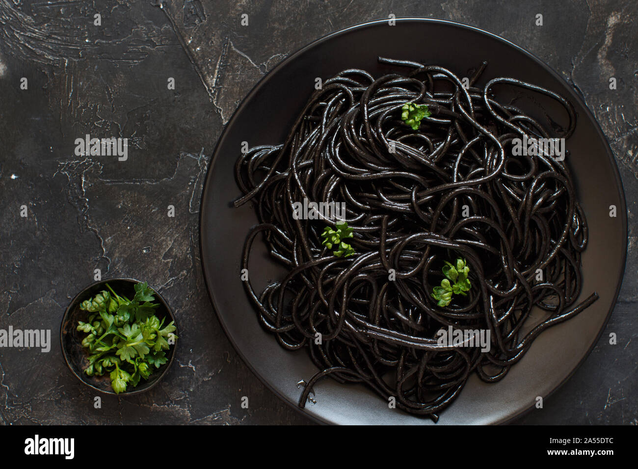 Tintenfisch schwarze Spaghetti mit Petersilie, Ansicht von oben Stockfoto