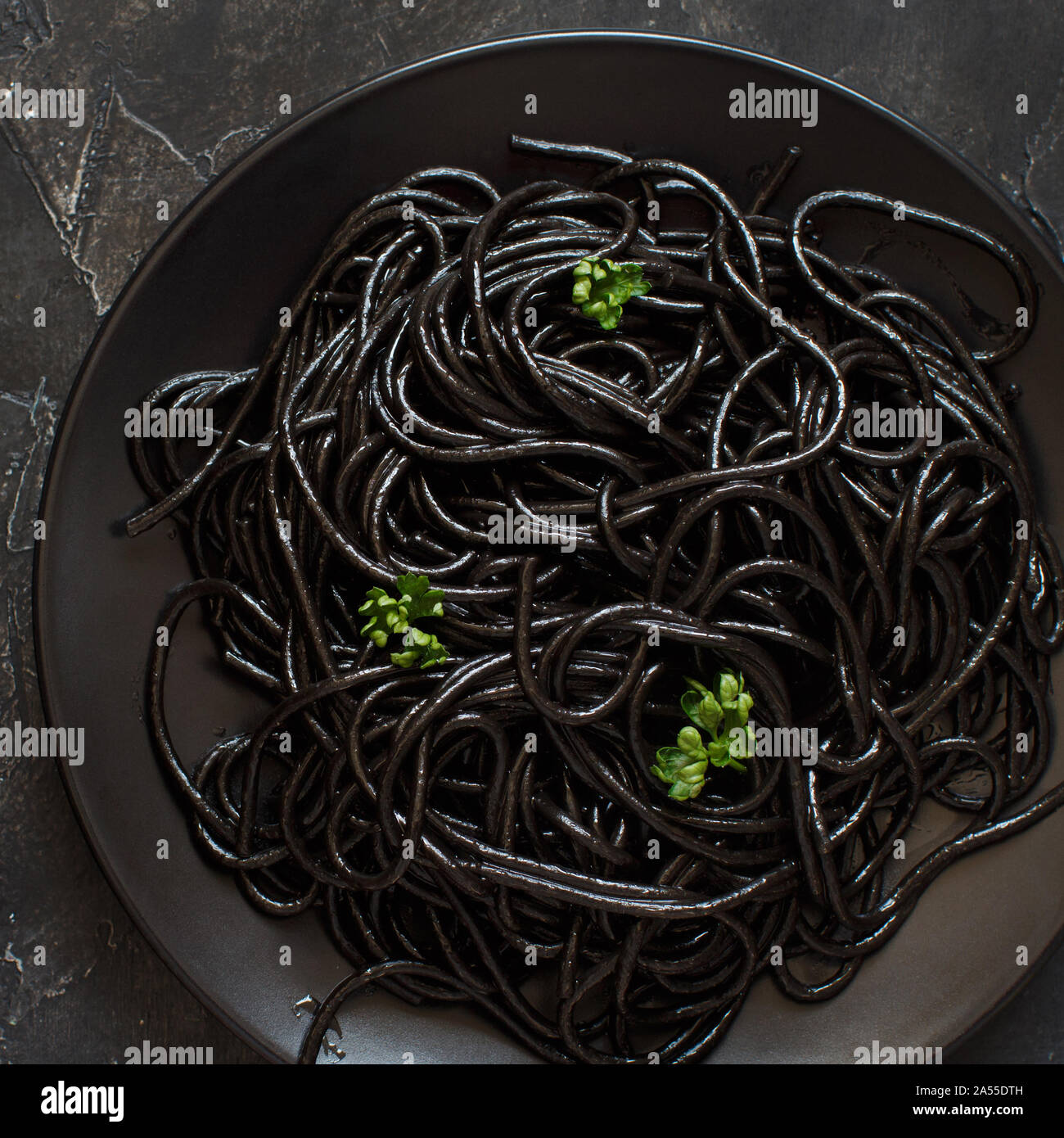 Tintenfisch schwarze Spaghetti mit Petersilie, Ansicht von oben Stockfoto