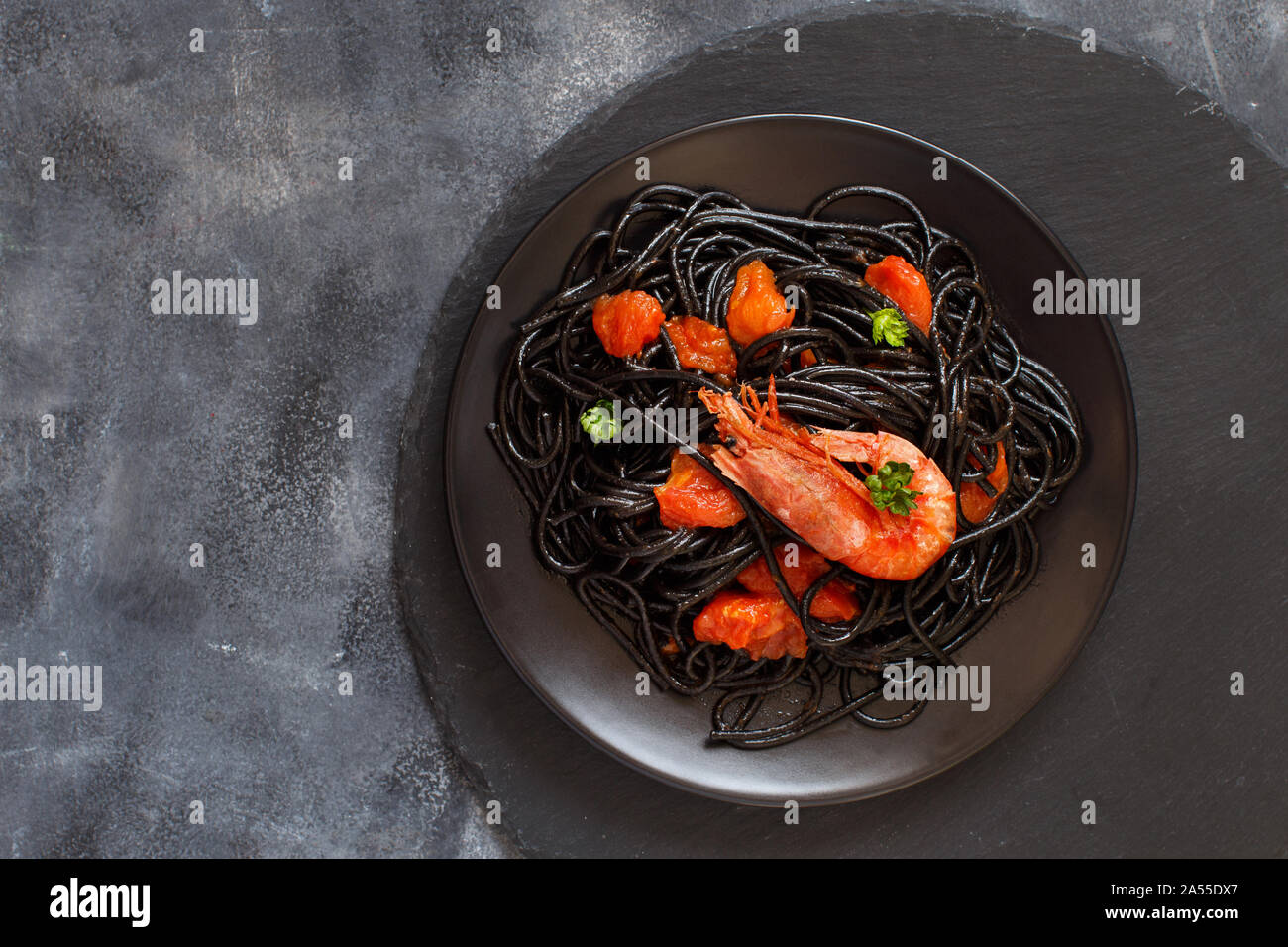 Tintenfisch schwarze Spaghetti mit Garnelen und Tomaten, Ansicht von oben Stockfoto