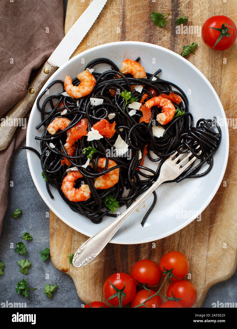 Tintenfisch schwarze Spaghetti mit Garnelen und Tomaten, Ansicht von oben Stockfoto