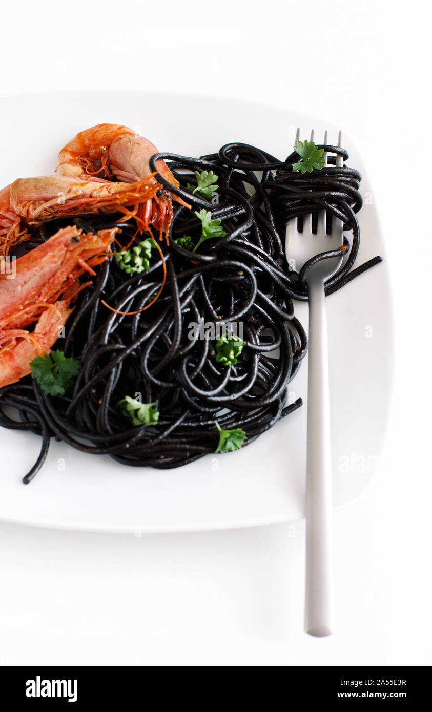 Tintenfisch schwarze Spaghetti mit Garnelen Nahaufnahme Stockfoto