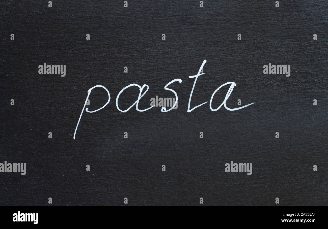Wort Pasta auf schiefer Hintergrund der Ansicht von oben Stockfoto