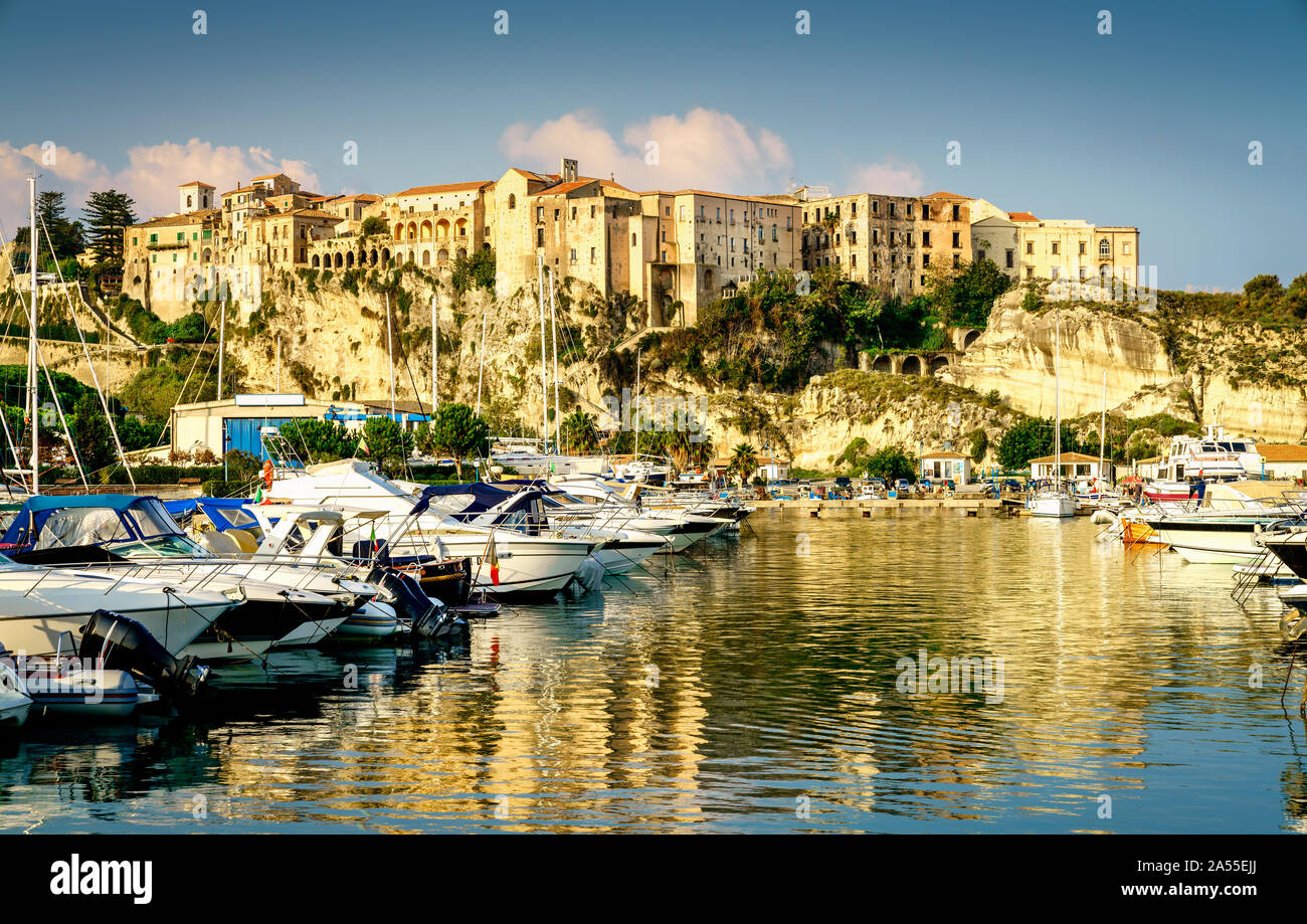 Schönen Morgen an der Marina in der Stadt Tropea, Italien Stockfoto