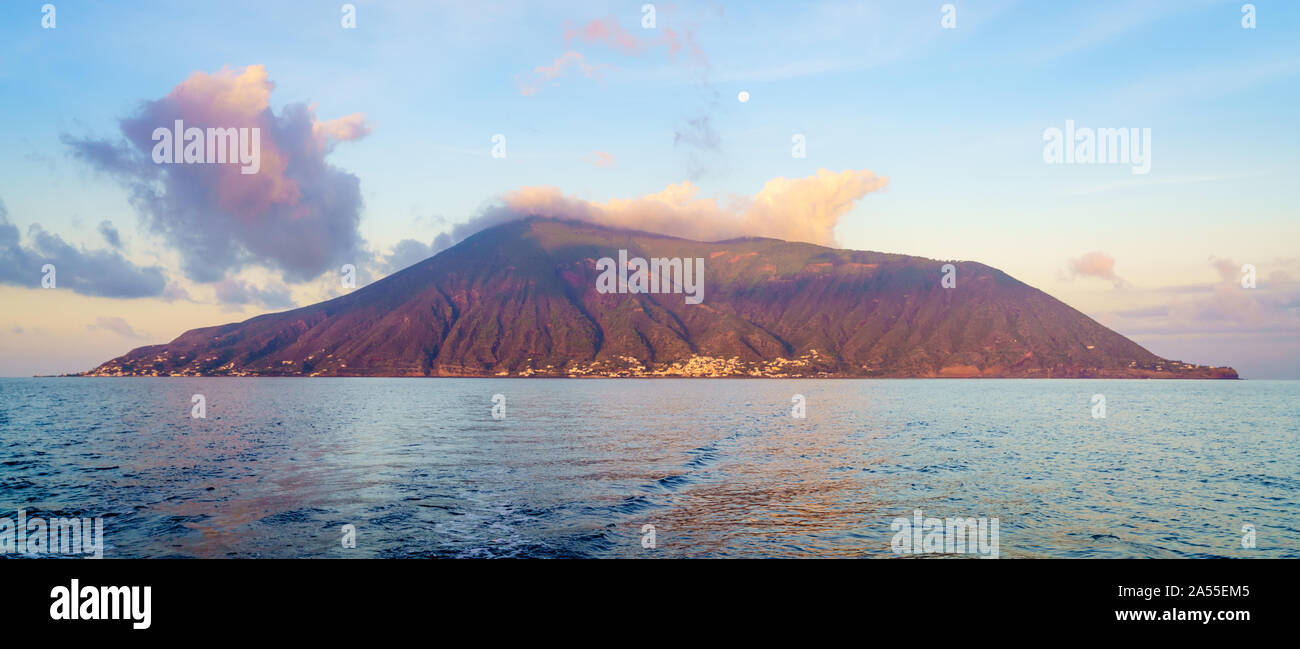 Vollmond über der Insel Salina bei Sonnenaufgang. Stockfoto