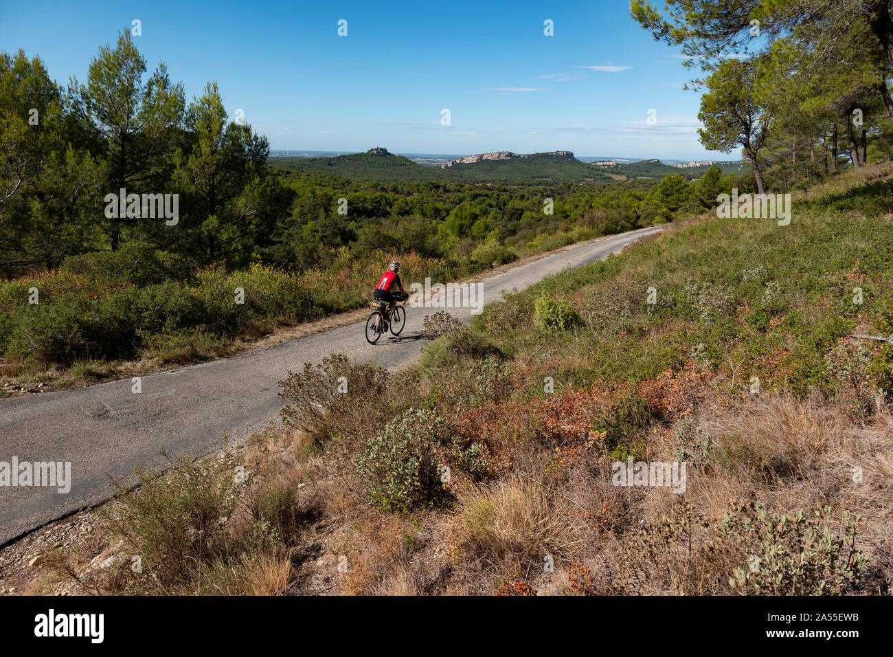 Radfahren in der Provence, Luberon, in der Nähe von San Remy, Frankreich. Stockfoto