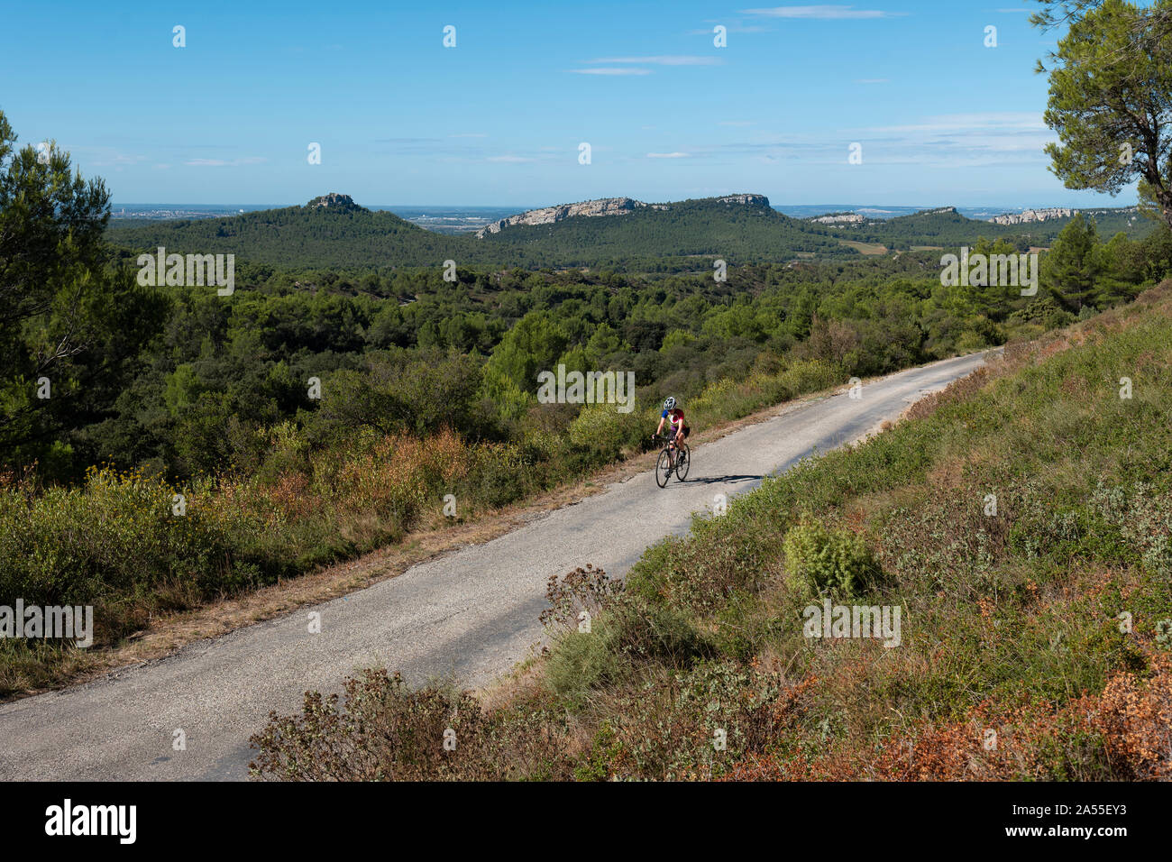 Radfahren in der Provence, Luberon, in der Nähe von San Remy, Frankreich. Stockfoto