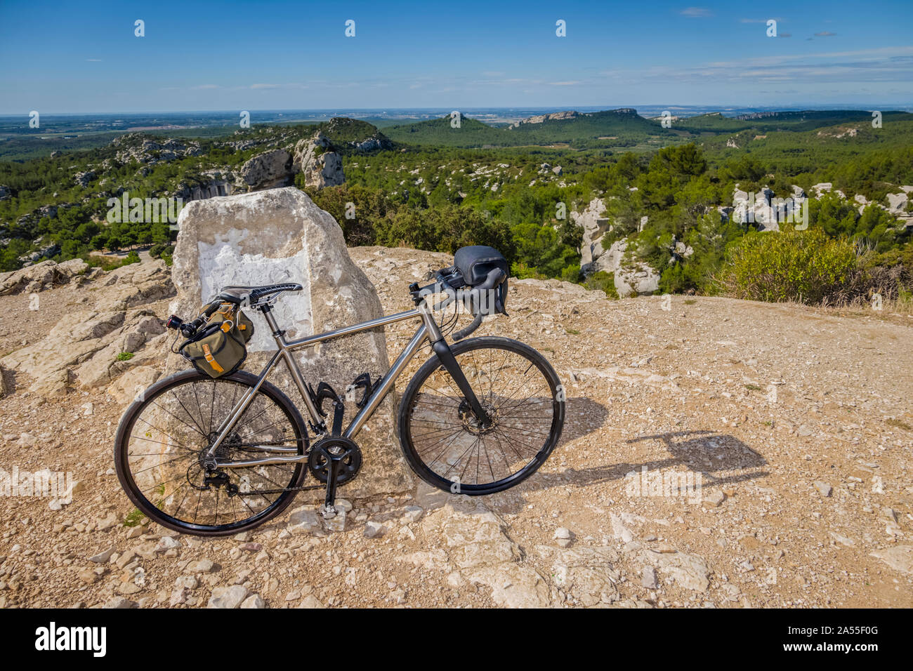 Radfahren in der Provence, Blick vom Gipfel der Alpilles, Frankreich. Stockfoto