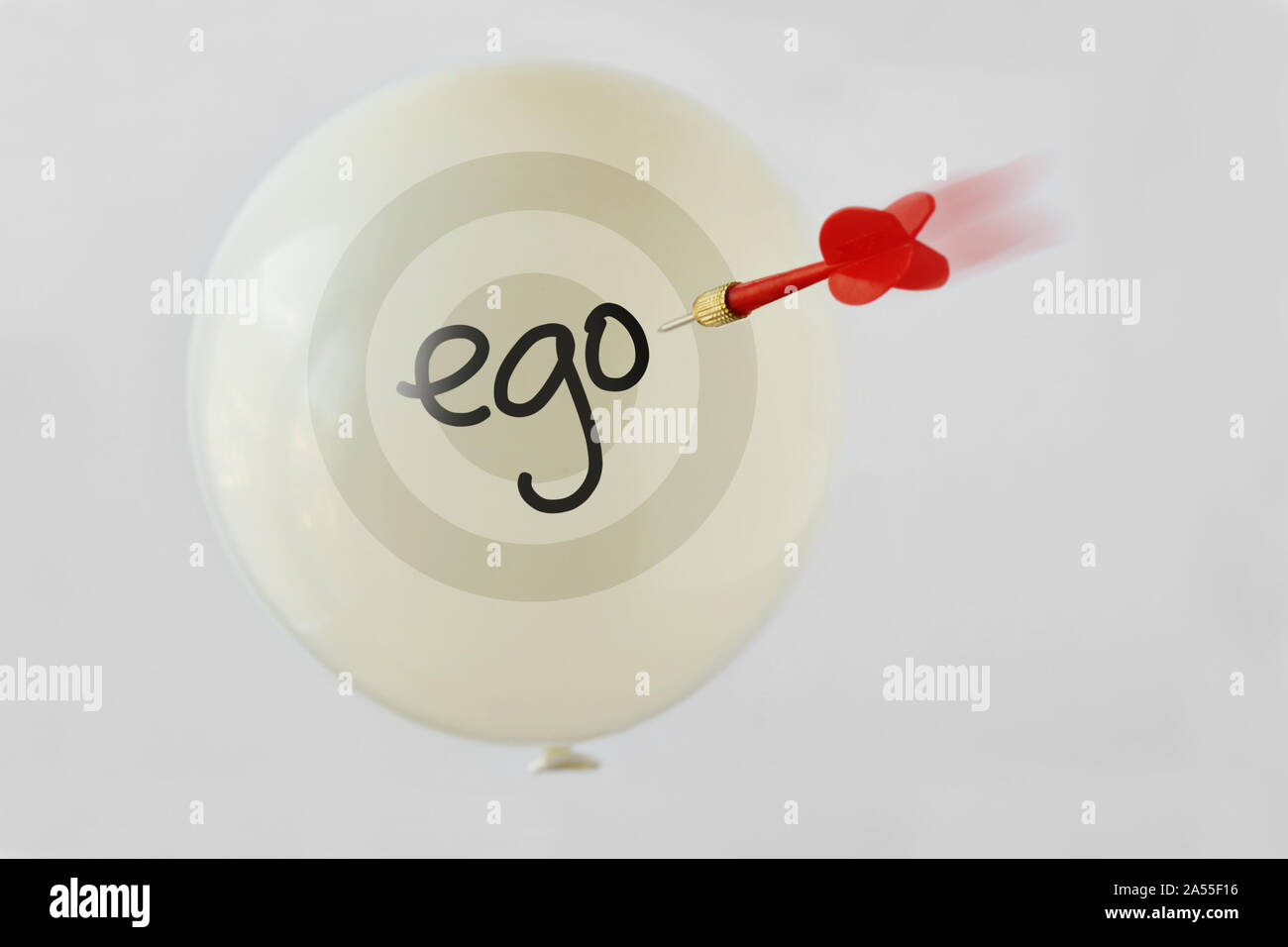 Ballon mit dem Wort Ego und fliegende Pfeil Pfeil auf weißem Hintergrund - Ego Konzept Stockfoto