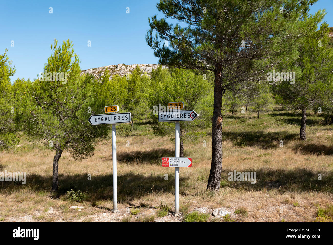 Verkehrszeichen auf der D25 in der Nähe von Aureille, Provence, Frankreich. Stockfoto
