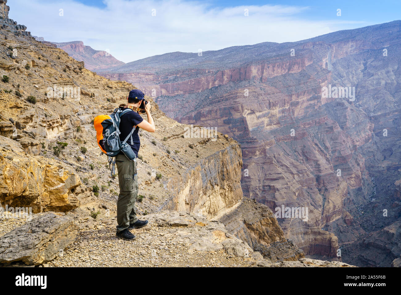 Der Mensch ist unter Fotos der Schlucht in der Jebel Shams Berg in Oman Stockfoto