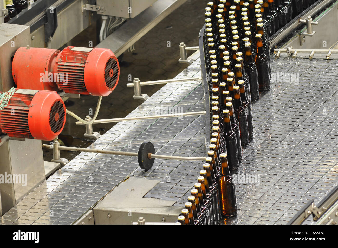 Bier Flaschen auf dem Fließband in einer modernen Brauerei - Anlagen in der Lebensmittelindustrie Stockfoto