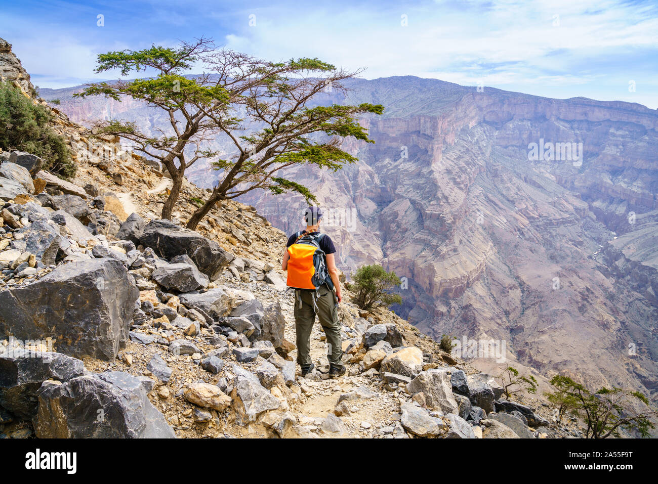 Ein Wanderer ist, genießen die Aussicht auf den Canyon in Jebel Shams Berg in Oman Stockfoto