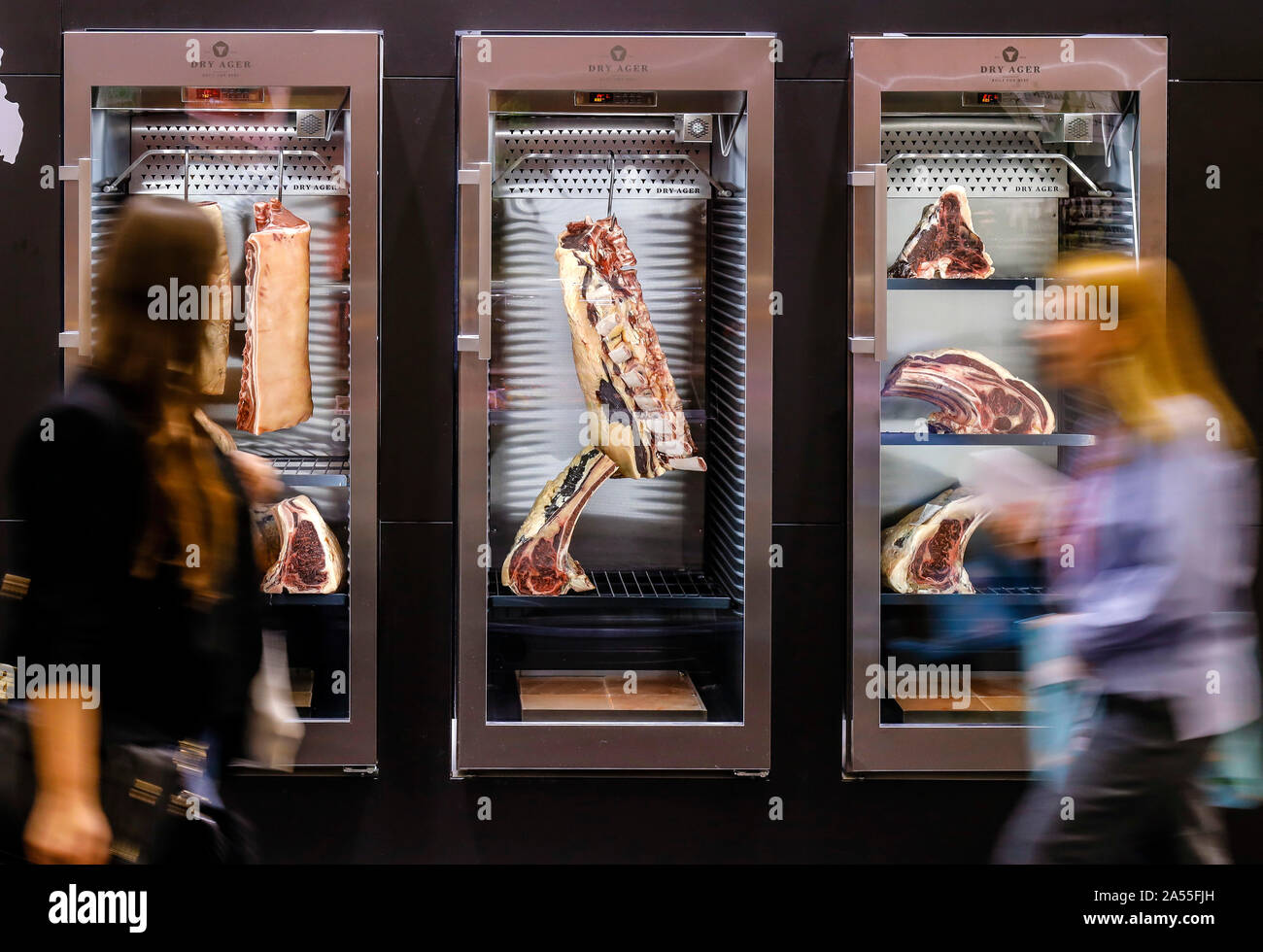Köln, Nordrhein-Westfalen, Deutschland - ANUGA Messe, Fleisch reift in einem Fleisch Reifung Cabinet, Messe Besucher Blick in trockenen Jahren Rindfleisch in die trockene Ag Stockfoto