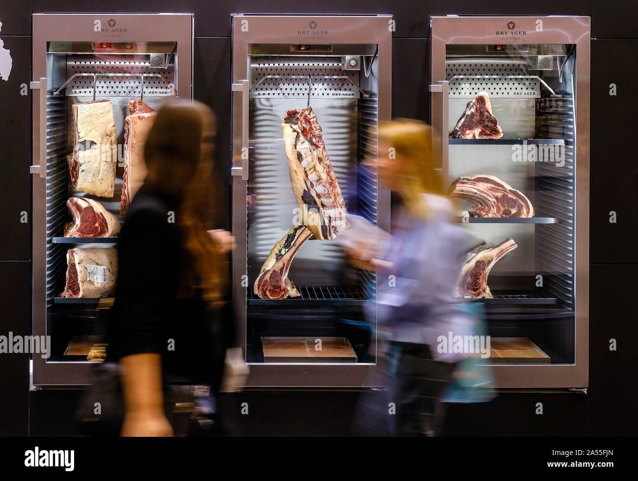 Köln, Nordrhein-Westfalen, Deutschland - ANUGA Messe, Fleisch reift in einem Fleisch Reifung Cabinet, Messe Besucher Blick in trockenen Jahren Rindfleisch in die trockene Ag Stockfoto