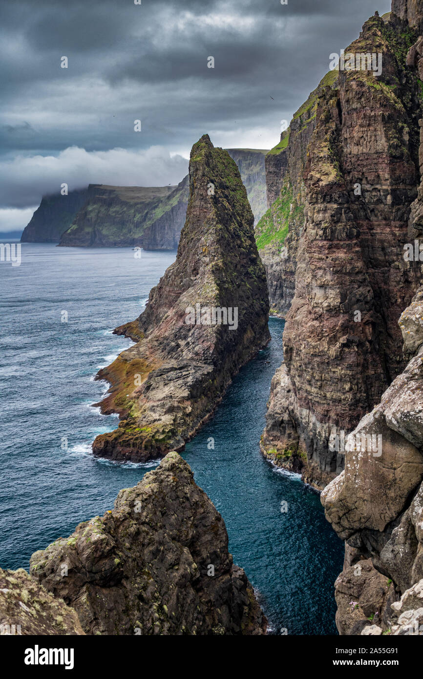 Spektakuläre Steilküste der Färöer, vertikalen Zusammensetzung Stockfoto
