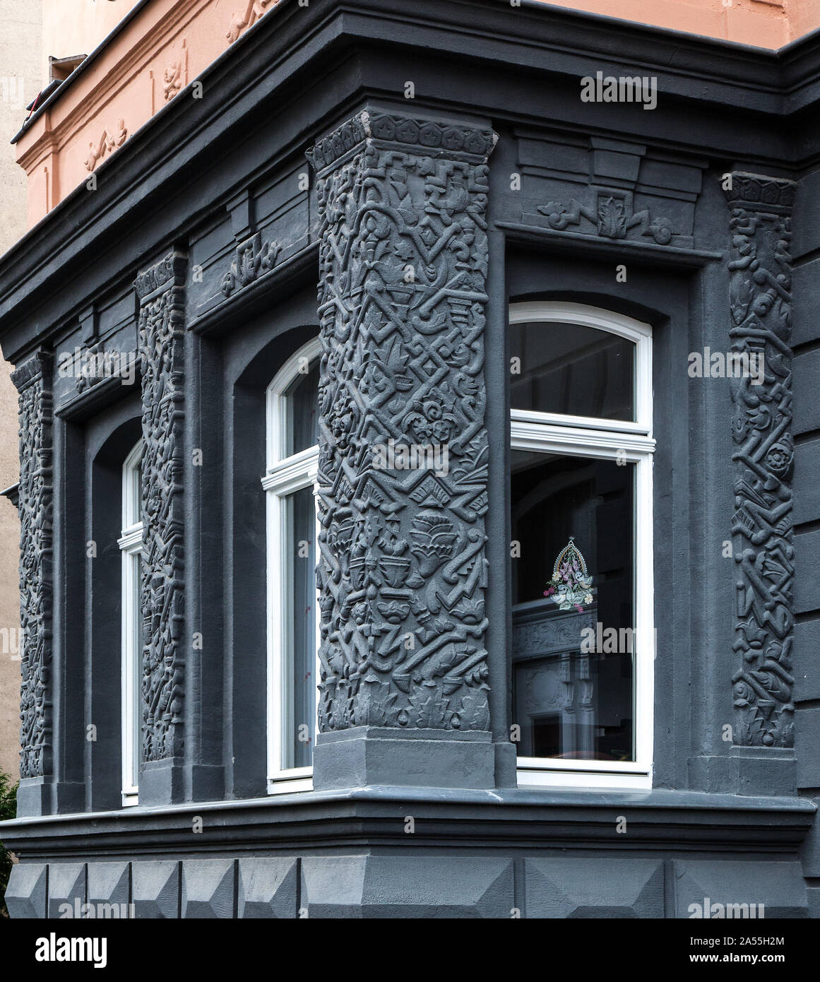 Halle, Art Deco Architekturdetail. Advokatenweg 41. Pfeiler und Pilaster im Stil des Art Deco eine Einems Gründerzeit-Haus erste Lehrwerk der 1920er Jahre Stockfoto