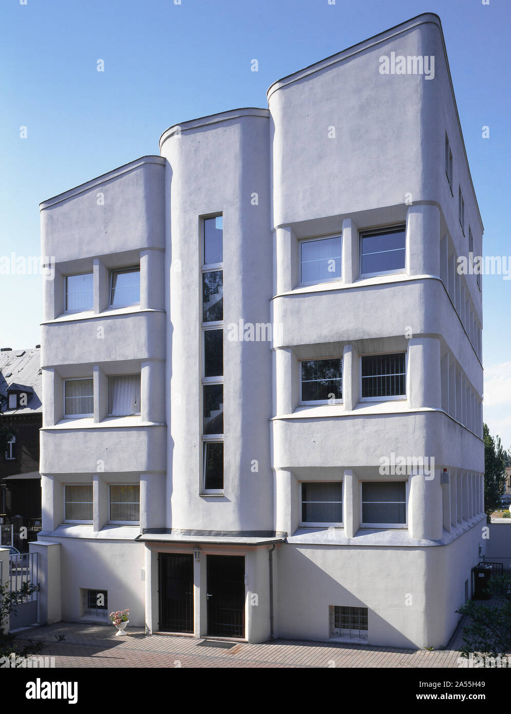 Halle, Bürohaus Forsterstrasse. Von Alfred Gellhorn und Martin Knauthe 1921-22 Eingang verändert. Stockfoto