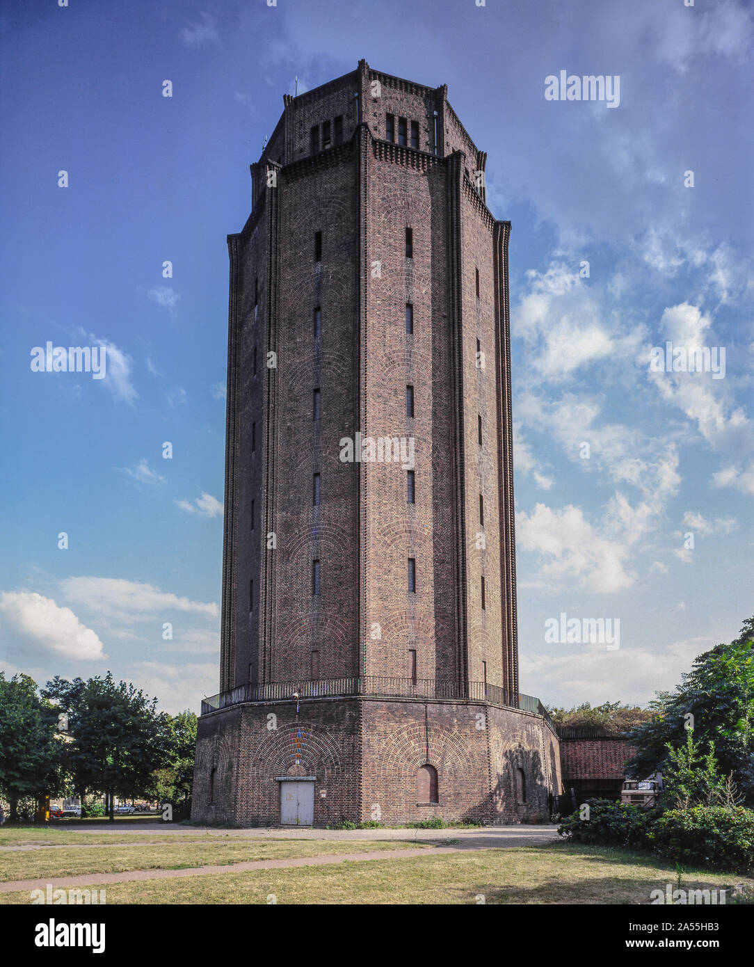 Halle, Wasserturm Süd. Halle S Lutherplatz Wasserturm Süd 1927-28 erbaut von Wilhelm Jost und Oskar Muy D034 Höhe 48 m Ansicht von Nordwest Stockfoto