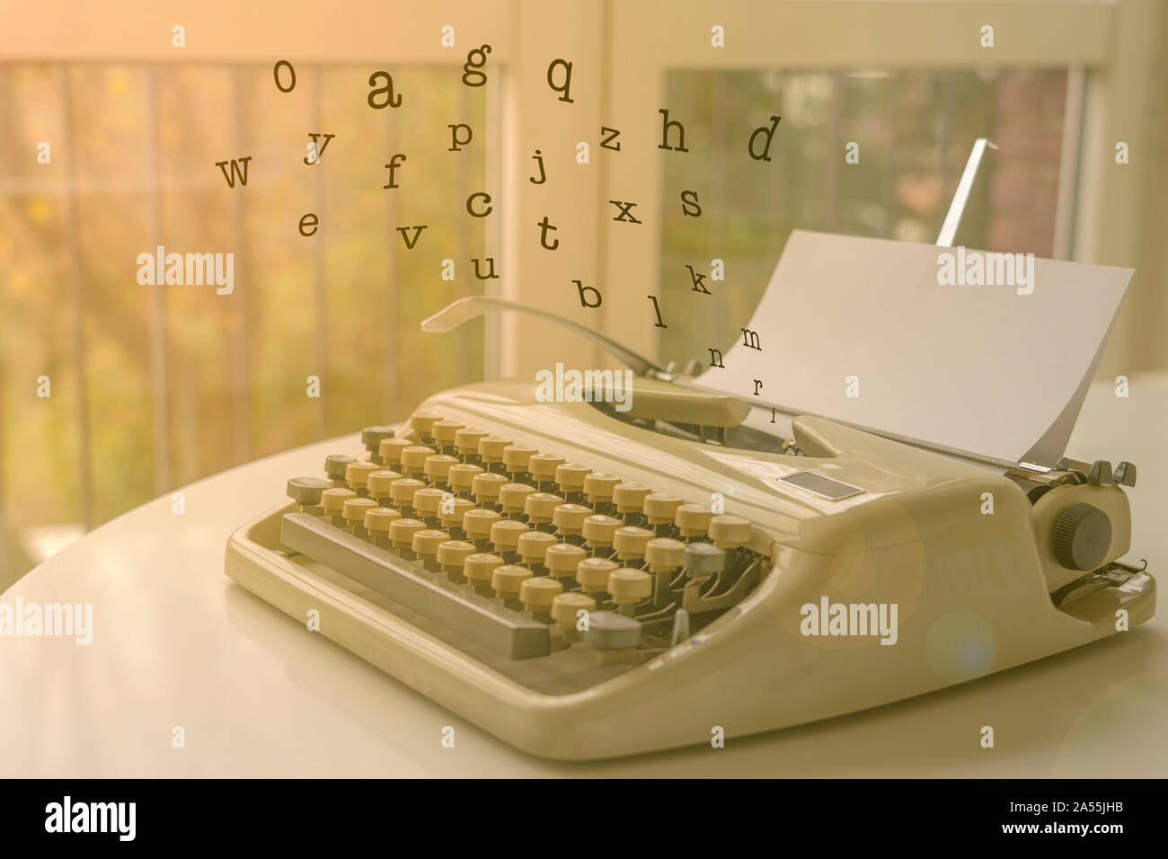 Eine alte Schreibmaschine mit Worten weg fliegen. Stockfoto