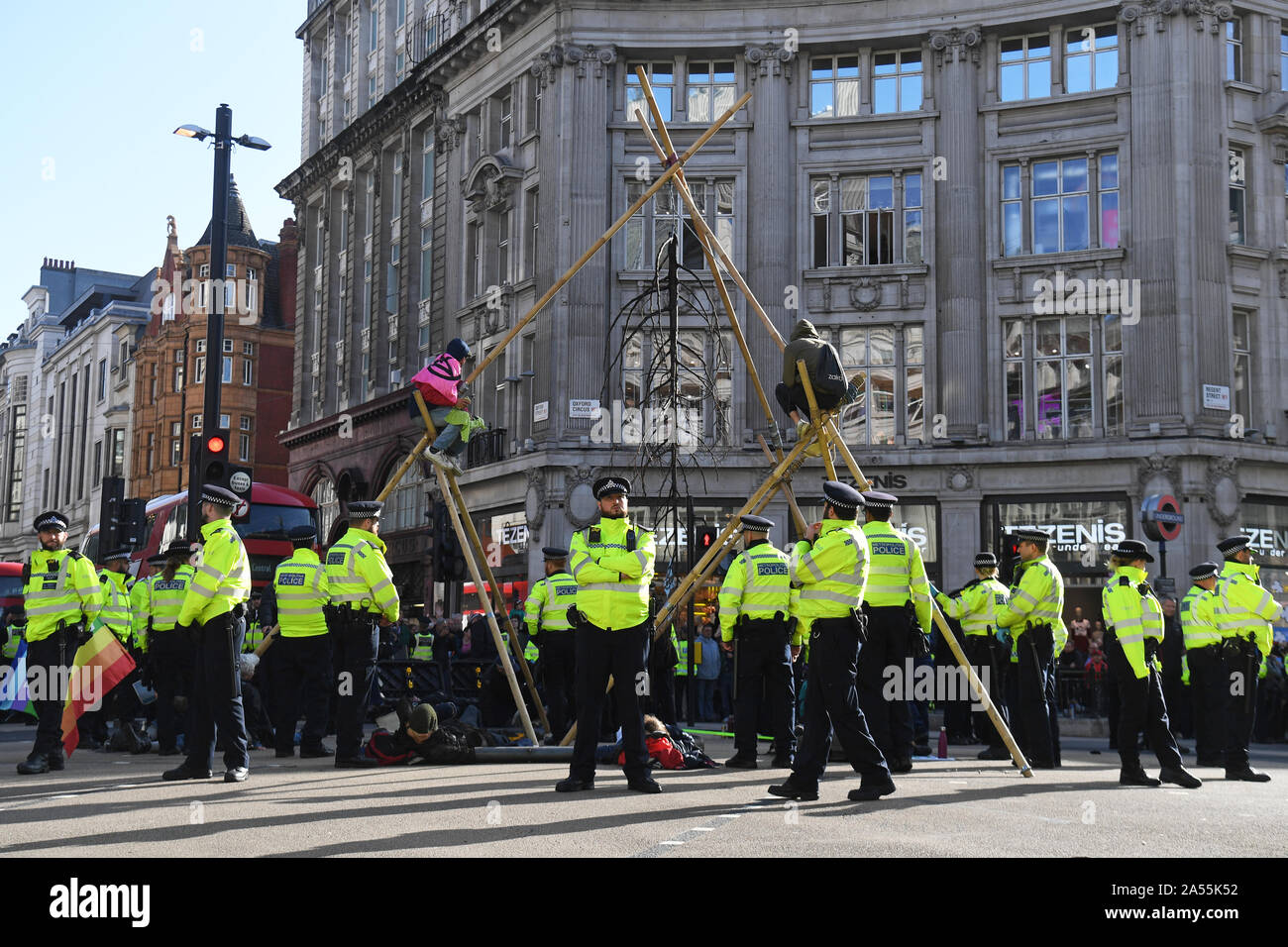 Demonstranten blockieren die Straße am Oxford Circus, London, während ein Aussterben Rebellion (XR) Klimawandel protestieren. Stockfoto