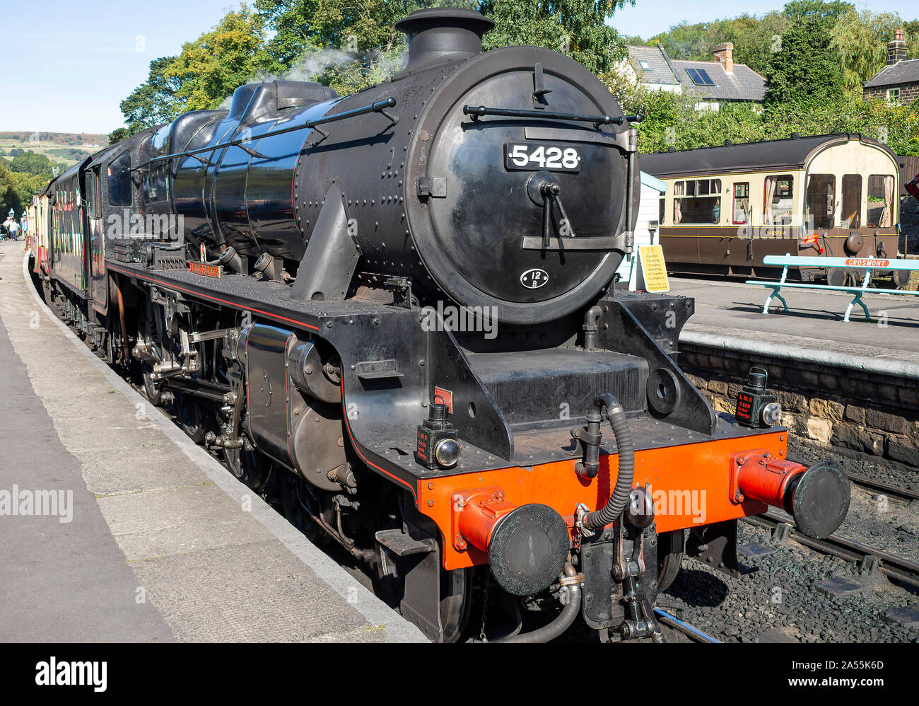 Die NYMR Dampflokomotive Stanier Black 5 Eric Treacy Ziehen Sie einen Personenzug an der Grosmont Station North Yorkshire England Vereinigtes Königreich Großbritannien Stockfoto