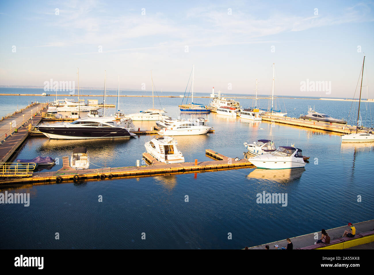 Boote Hafen in Odessa, das Meer, blauer Himmel Stockfoto