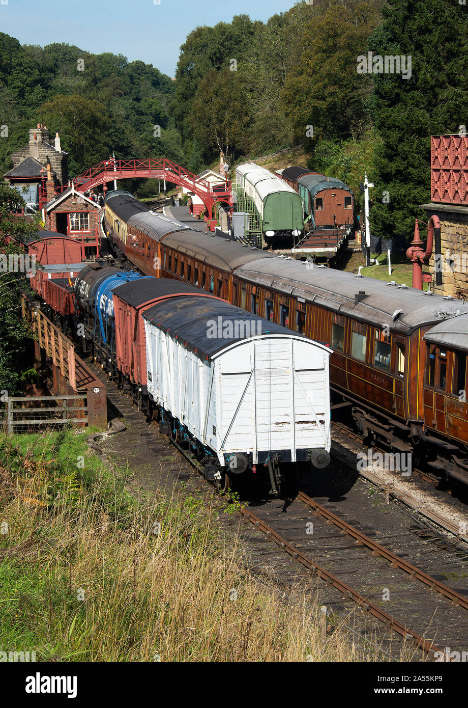 Ein Dieselmotor der alten britischen Eisenbahn, der einen Personenzug zieht, hielt am Bahnhof Goathland auf der NYMR North Yorkshire England Vereinigtes Königreich an Stockfoto