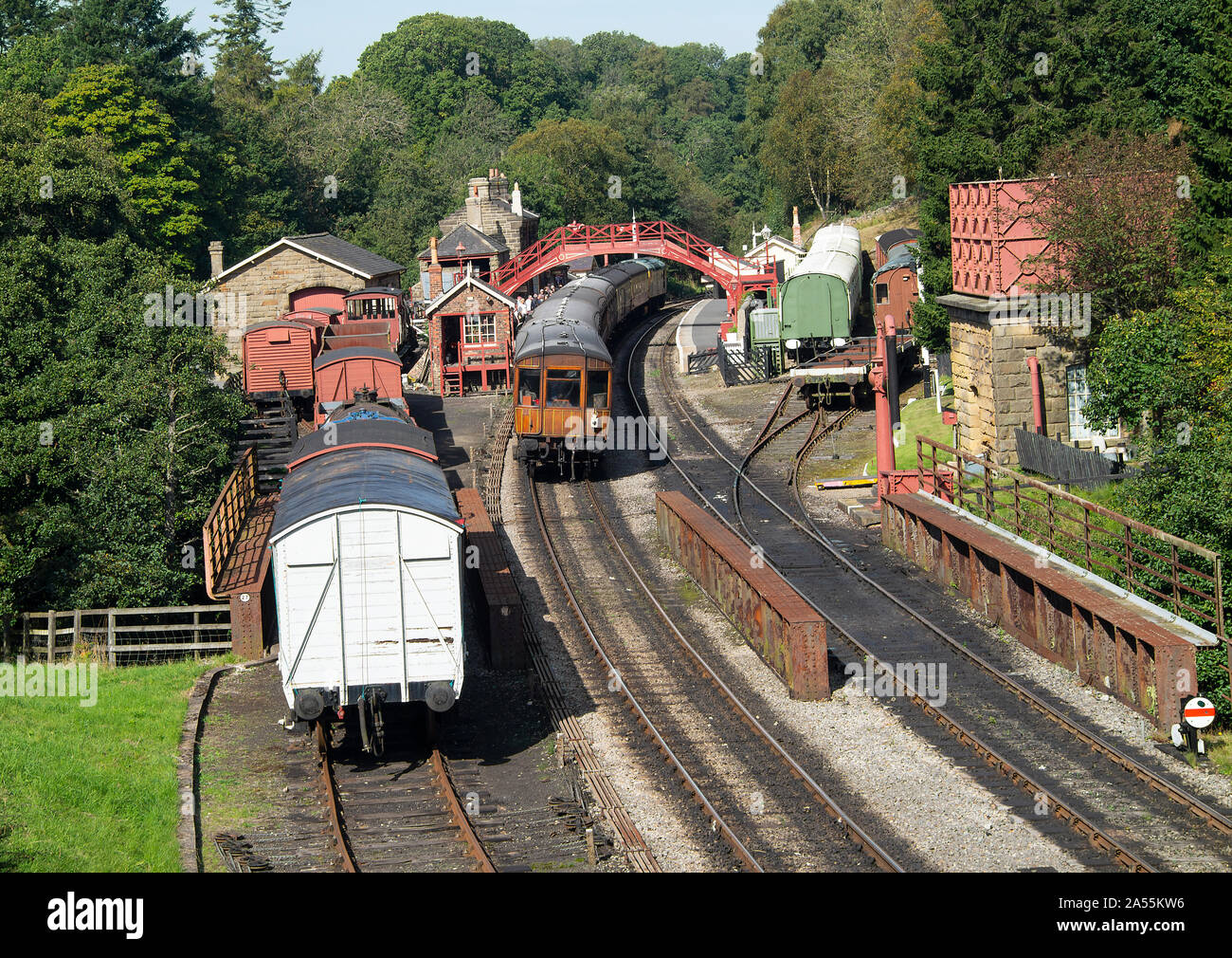 Ein Dieselmotor der alten britischen Eisenbahn, der einen Personenzug zieht, hielt am Bahnhof Goathland auf der NYMR North Yorkshire England Vereinigtes Königreich an Stockfoto