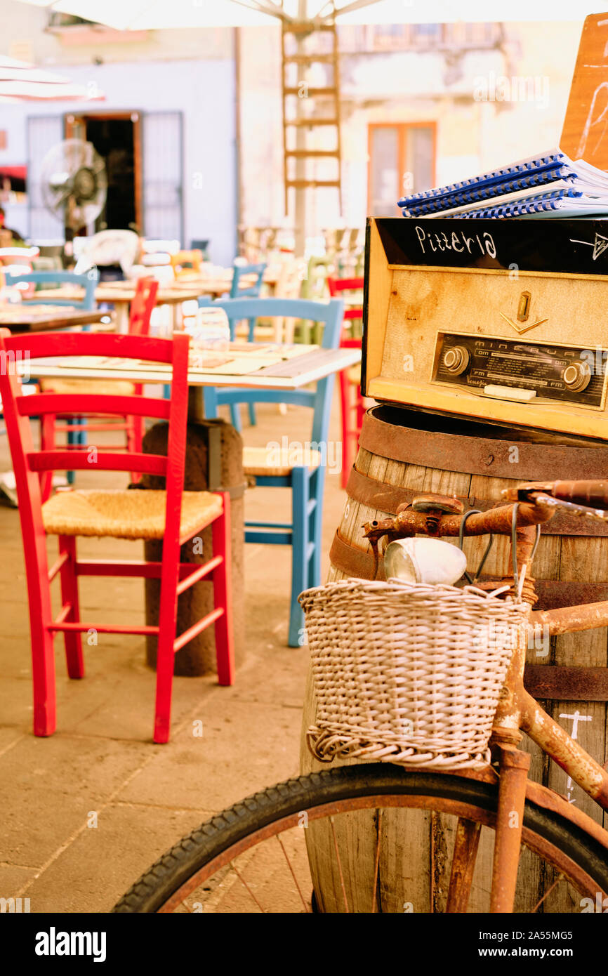 Outside cafe Tabellen in der bunten Stadt Bosa in der Provinz von Oristano an der Westküste von Sardinien Italien Europa Stockfoto