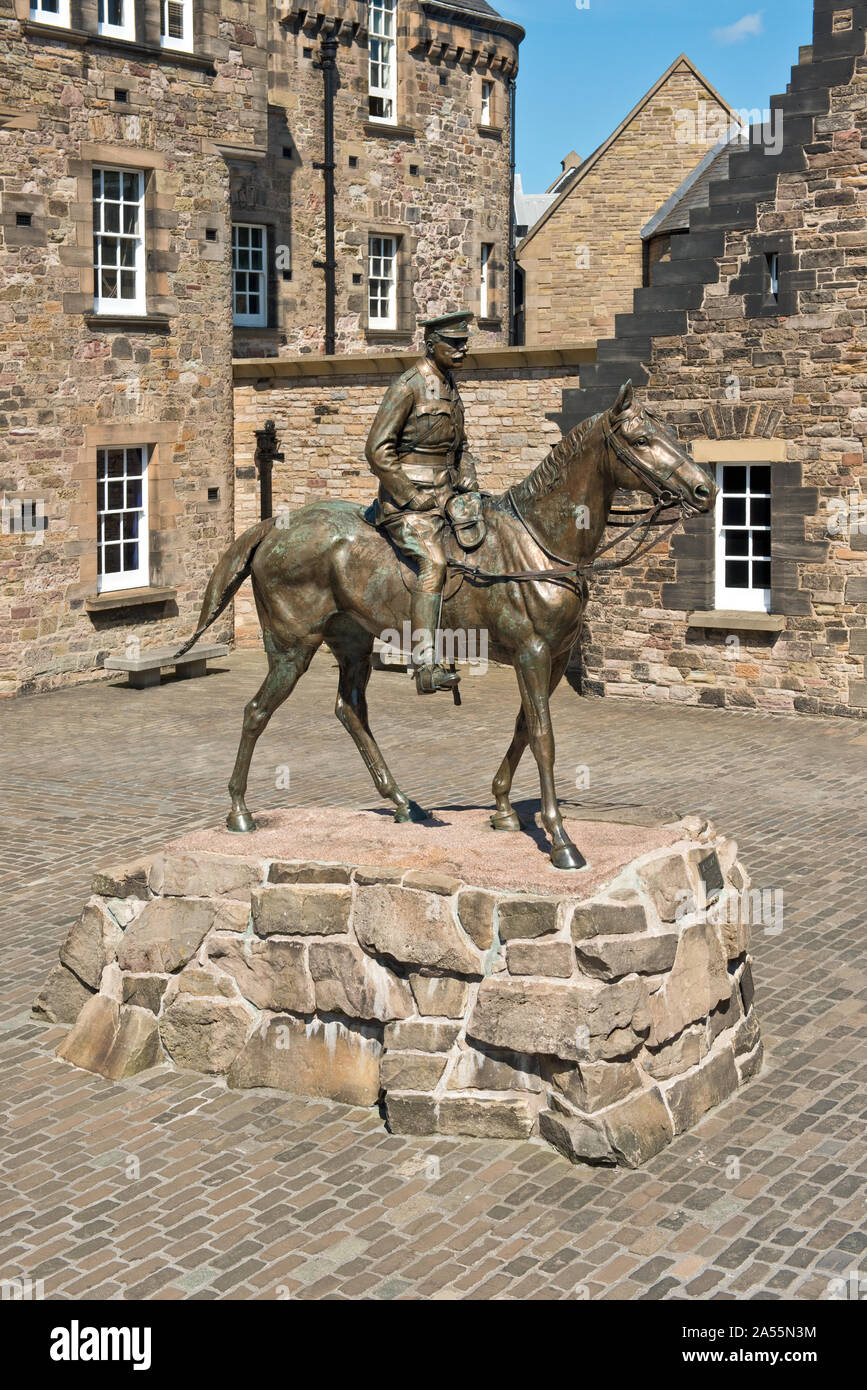 Bronzestatue von Feldmarschall Sir Douglas Haig auf dem Pferd. Die Burg von Edinburgh, Schottland, Großbritannien Stockfoto