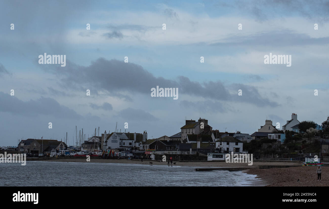 Lyme Regis, Dorset, Großbritannien. 18. Oktober 2019. UK Wetter: Moody skies in Lyme Regis auf einem anderen gemischten Tag Sonnenschein und Duschen. Wechselhafter Witterung ist über das Wochenende prognostiziert. Credit: Celia McMahon/Alamy Leben Nachrichten. Stockfoto