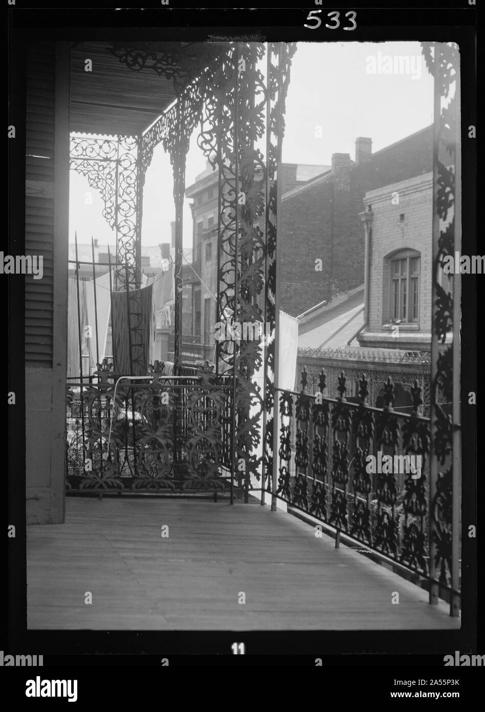 Obere Ebene Balkone mit schmiedeeisernen auf St. Peter Street, New Orleans Stockfoto