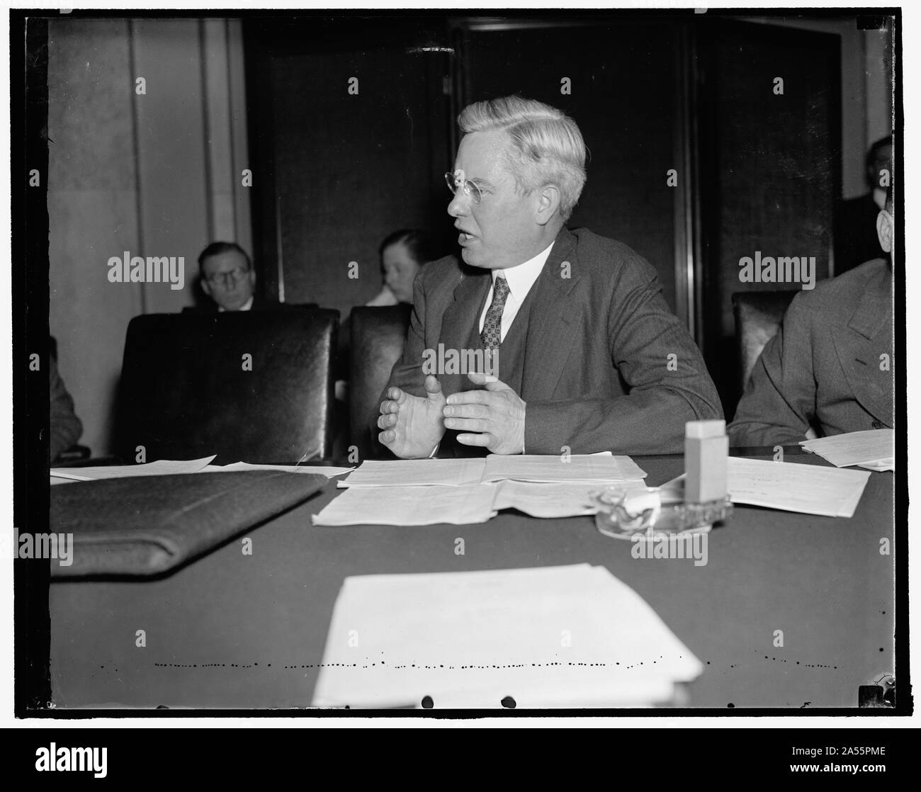 Fordert Änderung der Sicherheit handeln. Washington, D.C., Feb 7. John K. Starkweather, Vertreter der Investment Bankers Association, hat heute den Senat aufgefordert, Banken und Währung Ausschuss tiefgreifende Veränderungen in der maloney Rechnung für die Verordnung von Over-the-Counter-Geschäfte. Vorsitzender eines speziellen IBA-Ausschusses, der die Rechnung berücksichtigt, Starkweather vorgeschlagen, dass nur vorsätzliche Verstöße gegen die Vorschriften sollten unter Strafe gestellt werden, 3/7/38 Stockfoto