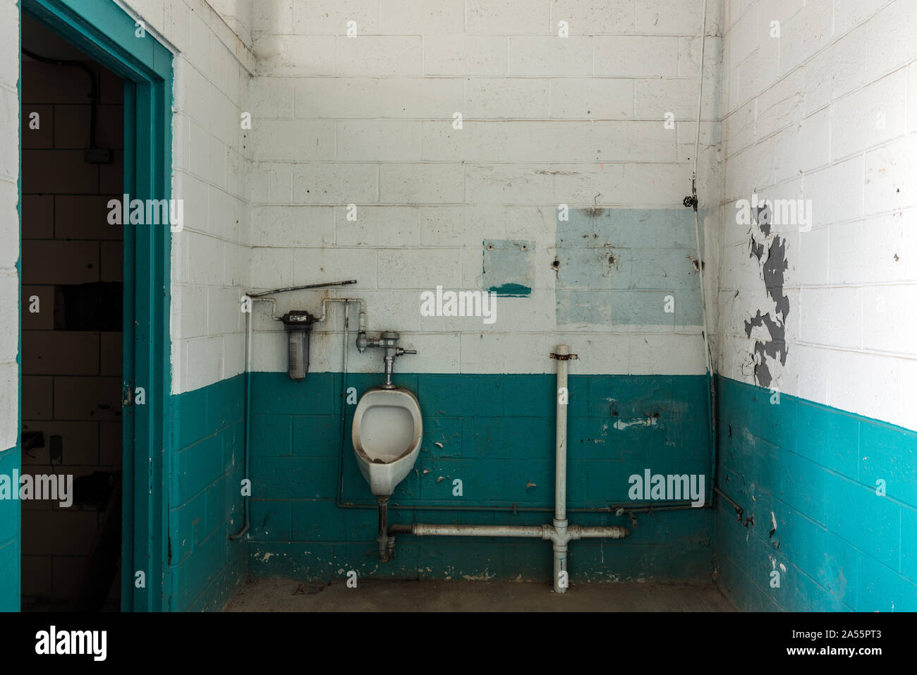 Urinal und Rohöl Rohr Befestigungen an der West Virginia State Penitentiary, ein pensionierter, im gotischen Stil erbauten Gefängnis in Moundsville, West Virginia, das von 1876 bis 1995 betrieben Stockfoto