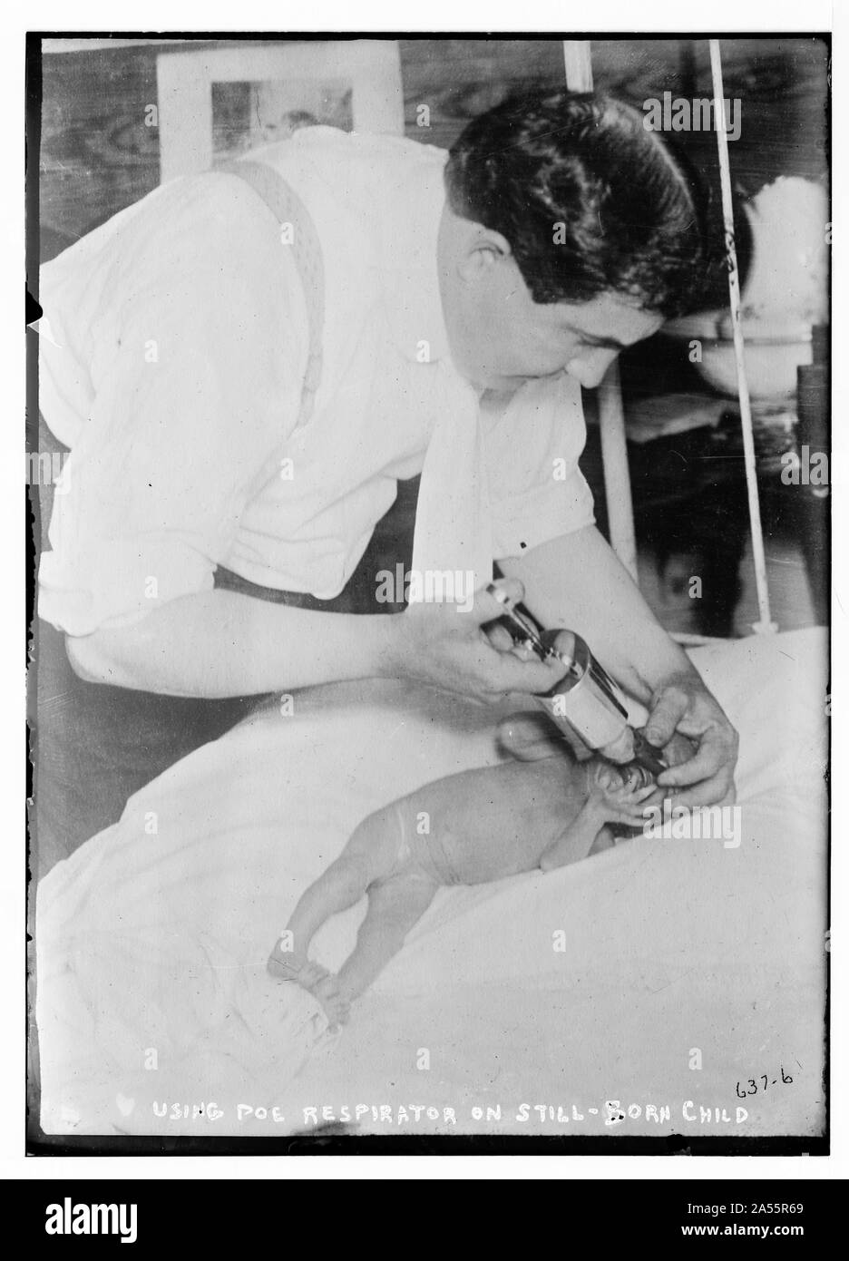 Über Poe Atemschutzmaske auf Kind Stockfoto