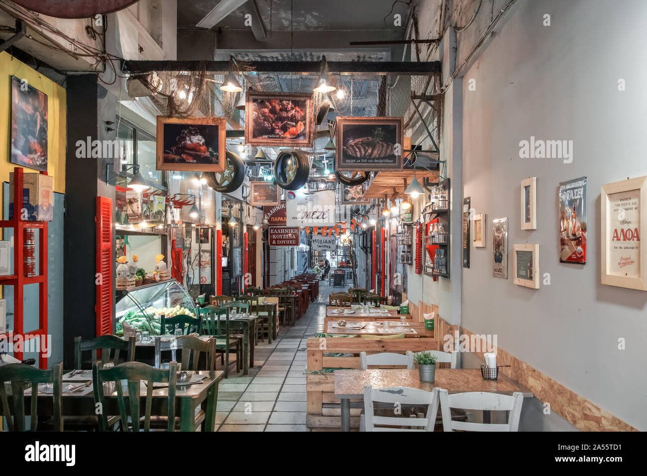 Griechische Nachtleben von leeren Innenräumen Tavern Restaurants. Leere tavernen Stühle @ Tabellen ohne Masse bei Modiano, Thessaloniki, Griechenland. Stockfoto