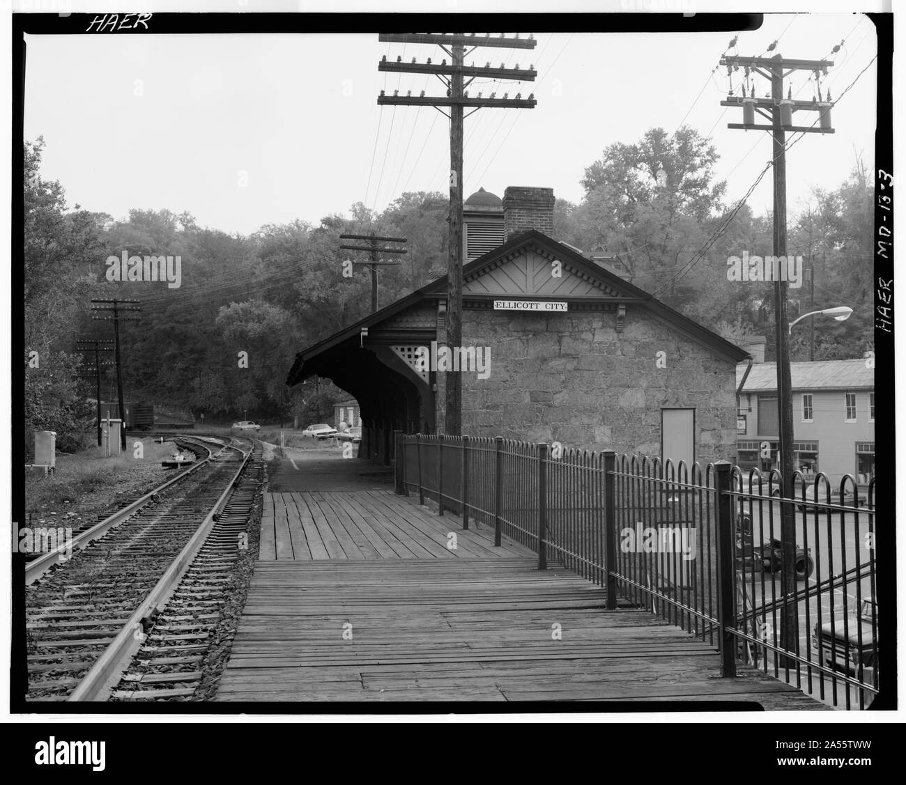 Blick auf den Bahnhof und die Plattform, auf der Suche nach Süden in Richtung BALTIMORE - Baltimore und Ohio Railroad, die Ellicott Mühlen Station, Südseite der State Route 144, Ellicott City, Howard County, MD Stockfoto